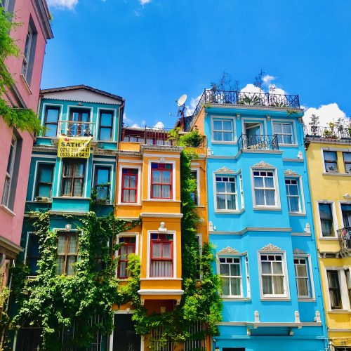 Colorful_apartment_buildings,_Istanbul,_Turkey